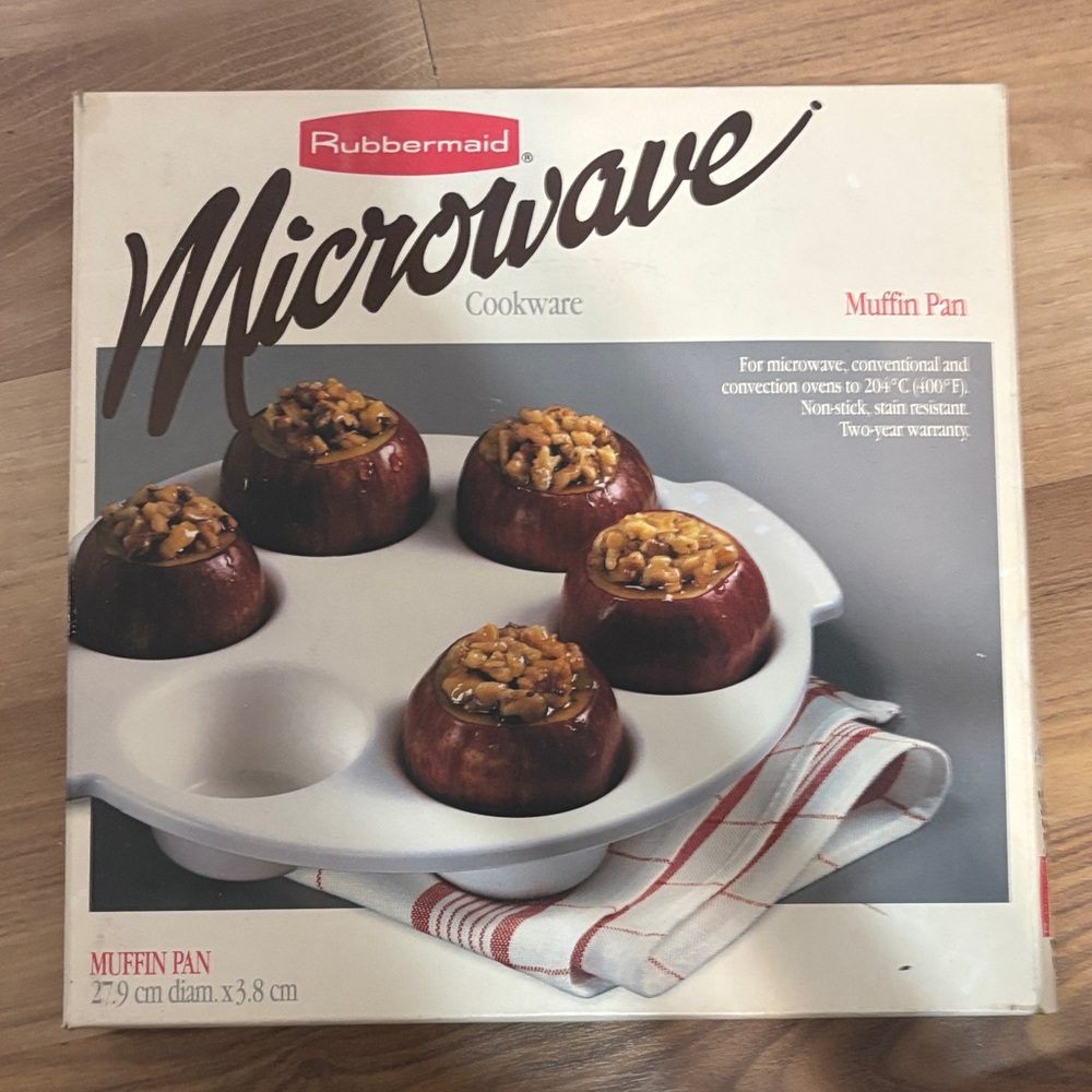 Vintage Rubbermaid White Microwave Muffin Pan